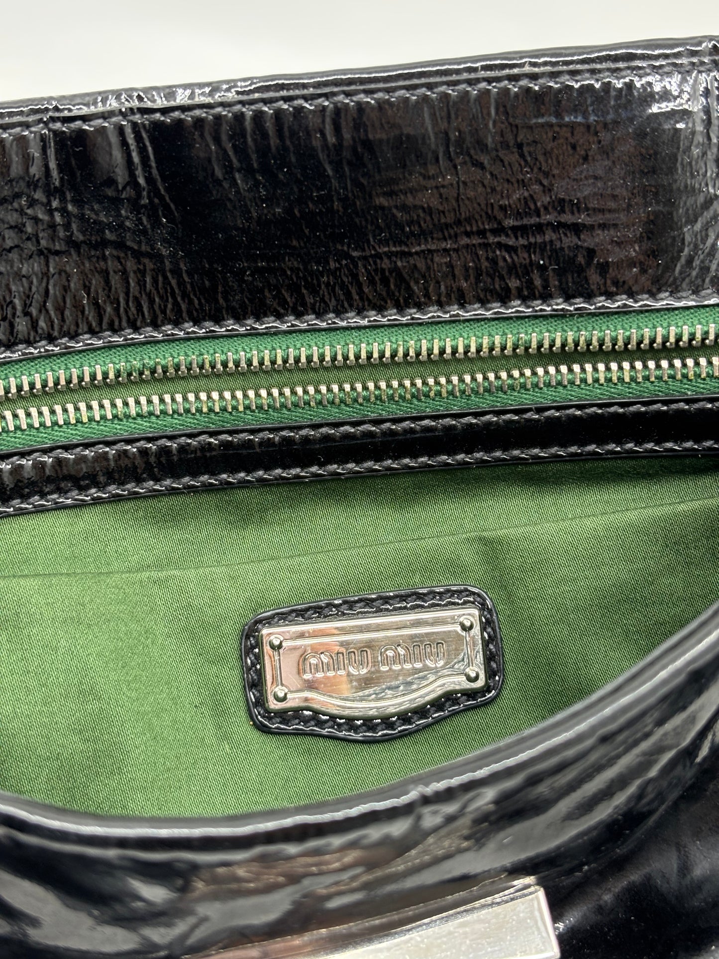 Bolso Turnlock charol negro