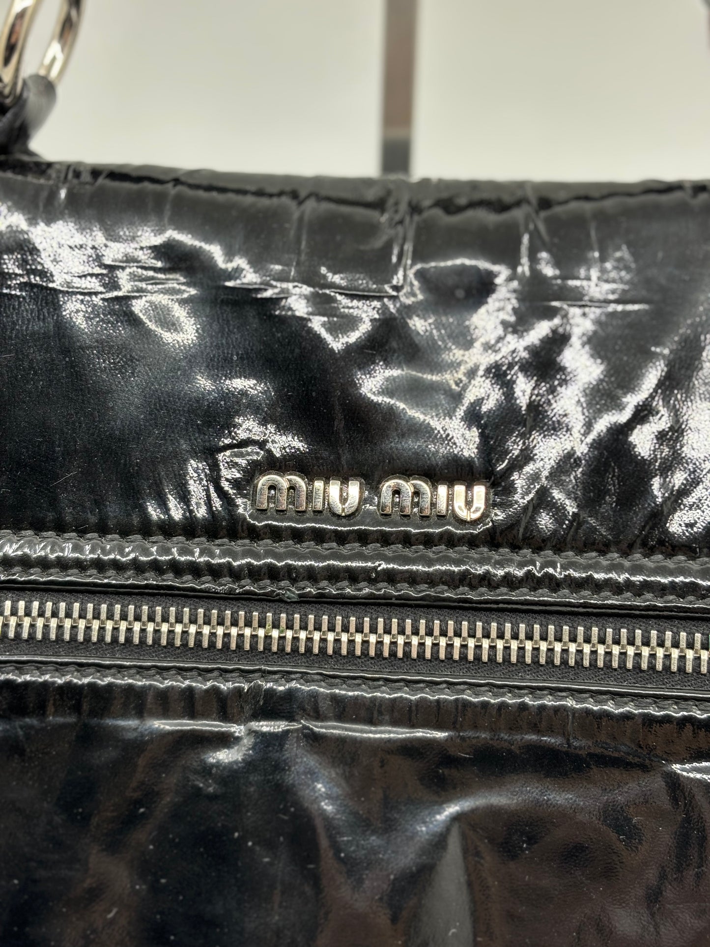 Bolso Turnlock charol negro