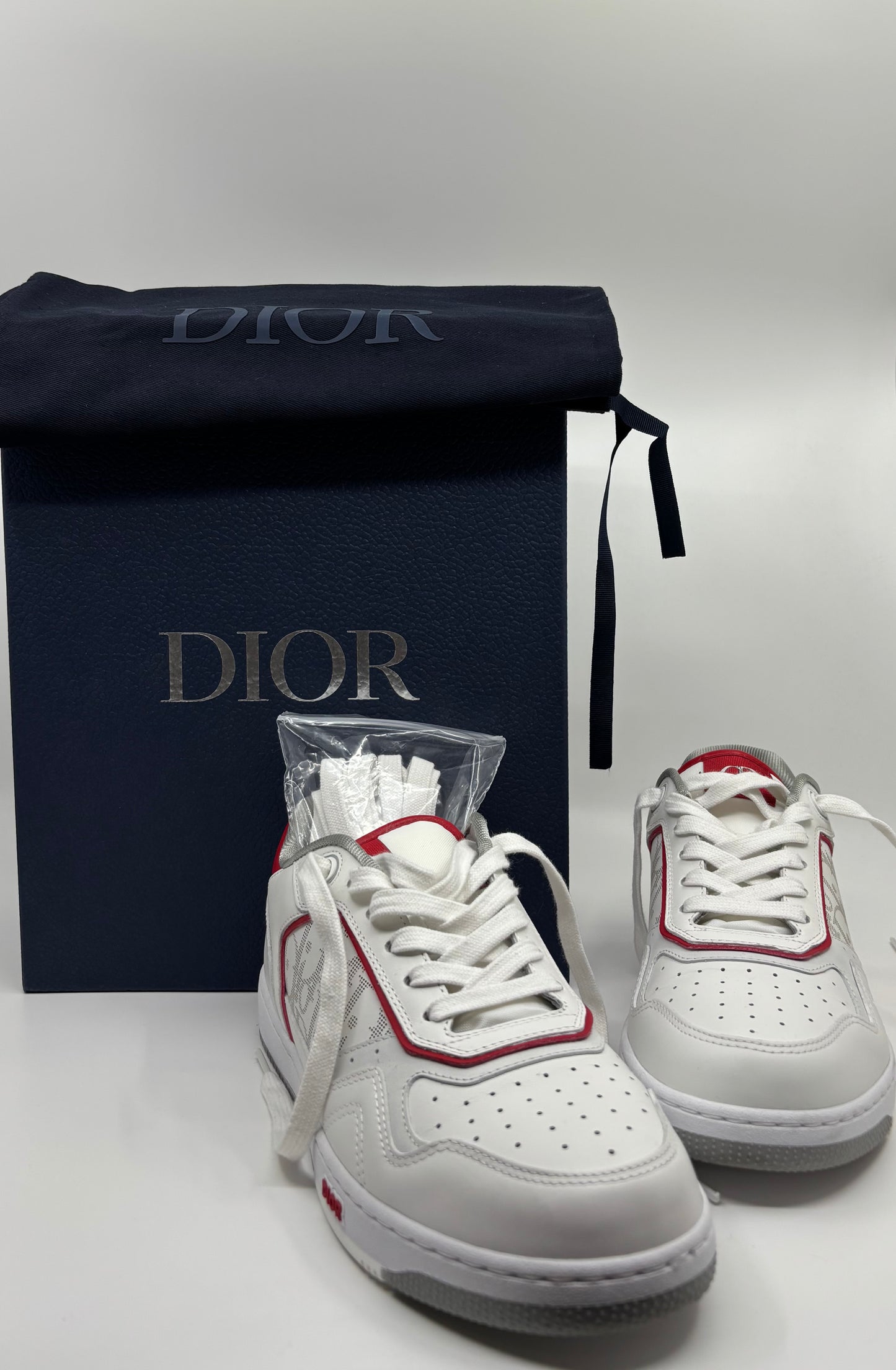 Sneaker Dior de caña baja B27 de piel de becerro lisa blanca y roja Oblique Galaxy